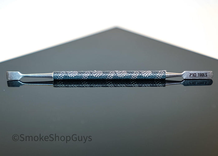 Stylish Functional Dabber: 710Tools Goyard Wrapped, Sophisticated Dabbing Accessory, Unique Premium Aesthetic Wrap, Durable Heat-Resistant Materials for Long-Lasting Use, Ergonomic Design for Easy Handling and Precision, Perfect for Dabbing Enthusiasts.