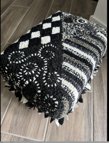 Lynn’s Geo Bonnet Topper Stool Pattern